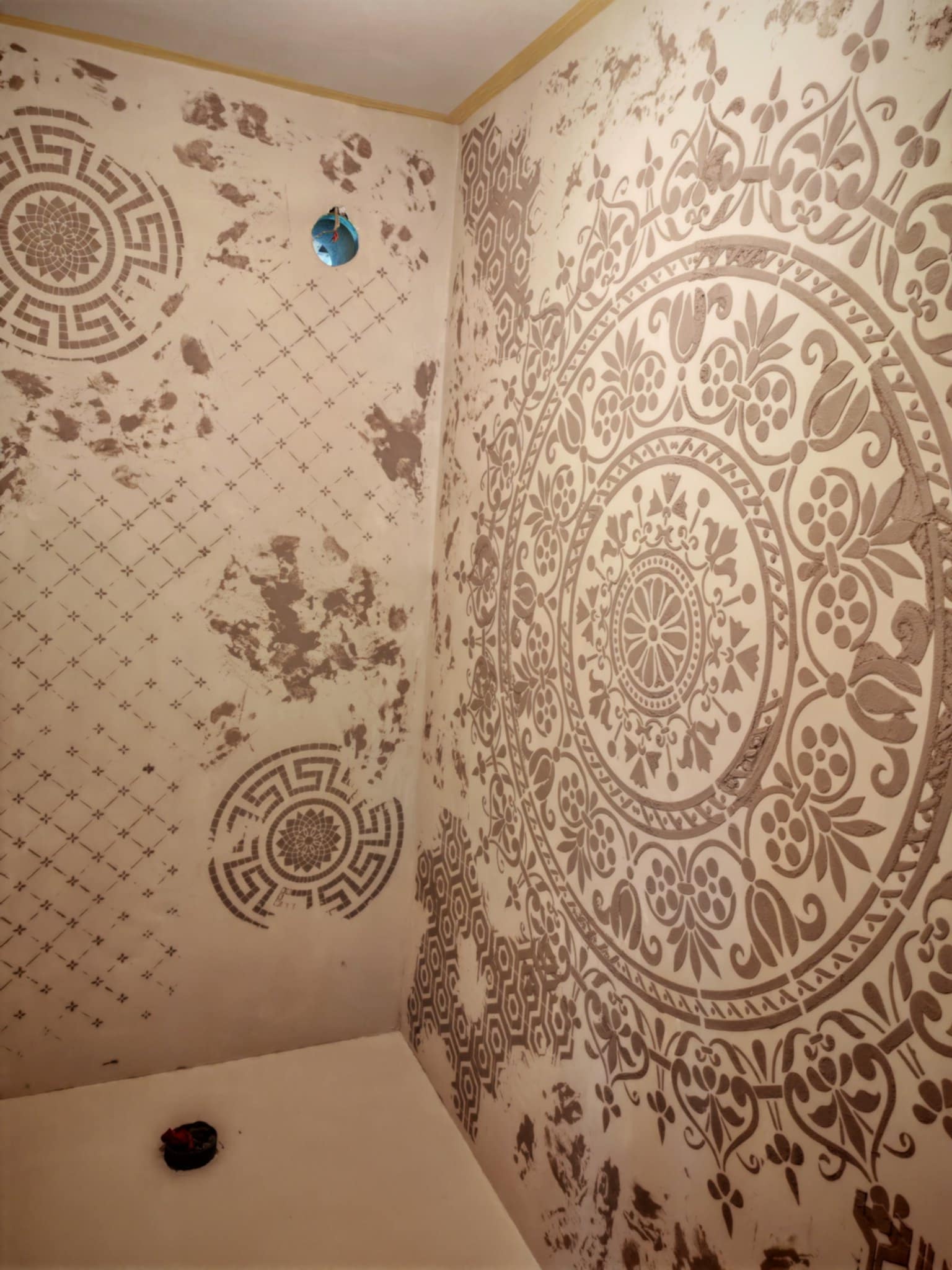 Badezimmer-Renovierung mit Schablonen-Kunst: Eine kreative und moderne Verwandlung