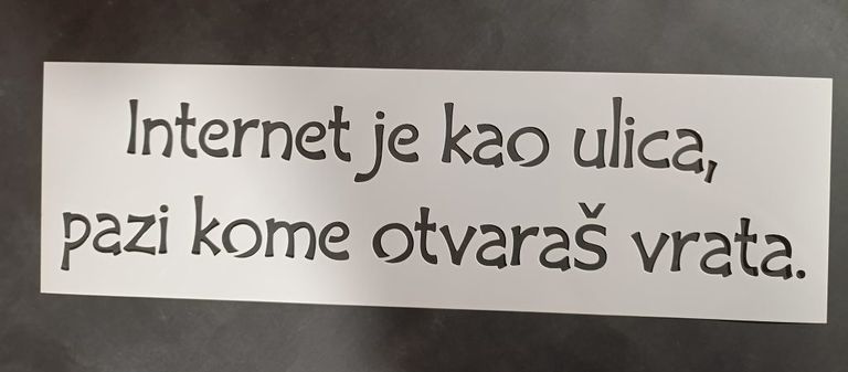 Stencil with the quote “Internet je kao ulica, pazi kome otvaraš vrata.” designed for classroom wall decoration about online safety.