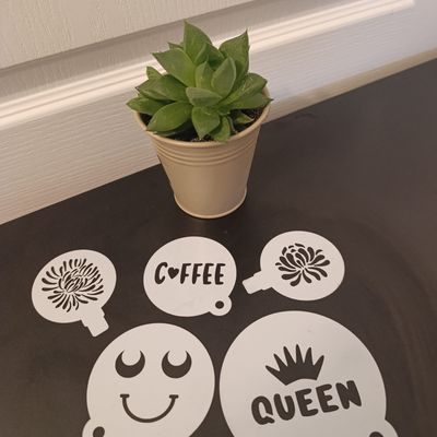 Sådan bruger du kaffestencils og laver lattekunst derhjemme