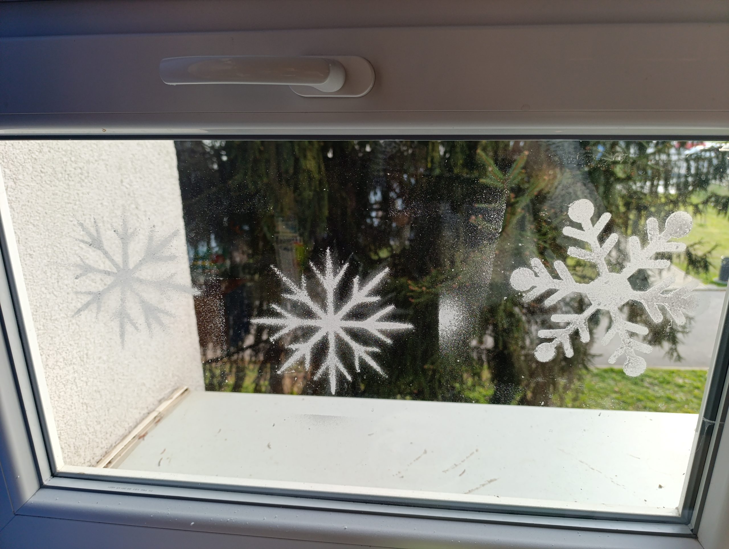 Round Tip Snowflake Stencil - Image 2